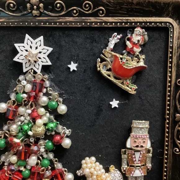 Hand crafted Christmas tree vintage upcycled jewelry art framed mantelpiece - Picture 4 of 8